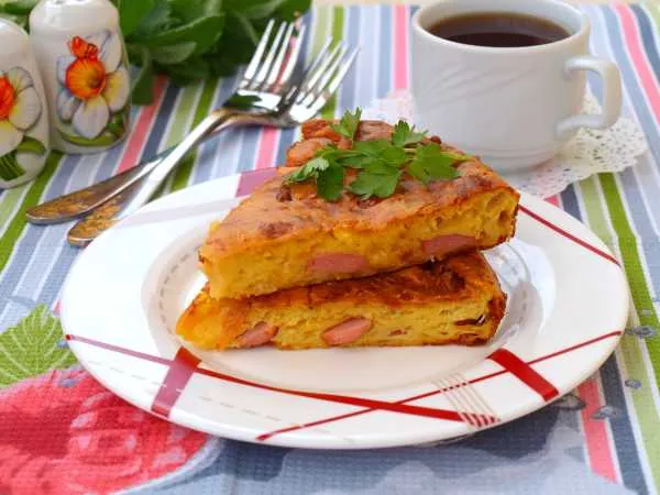 Фото готового блюда: Пирог с сосисками и сыром