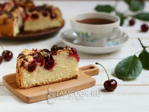 Фото готового блюда: Шарлотка с вишней и черным шоколадом