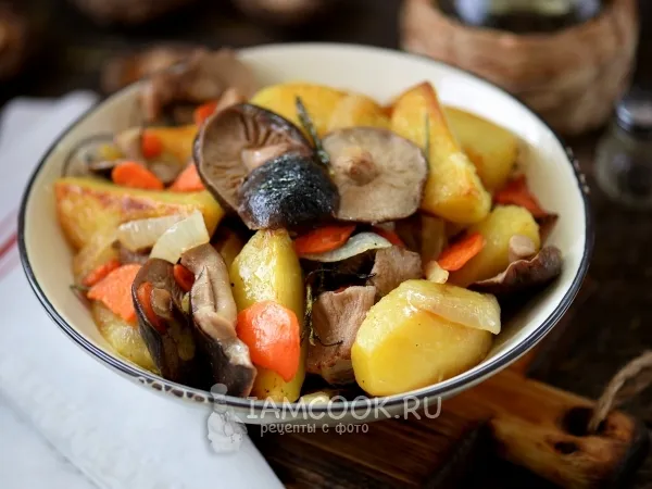 Фото готового блюда: Жареная картошка с маринованными грибами