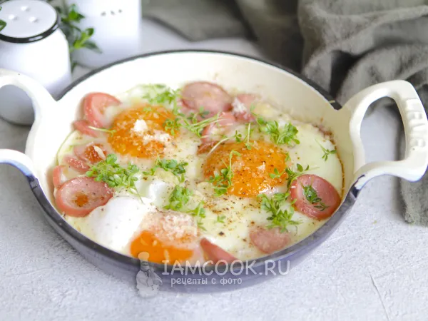 Фото блюда: Яичница с сосисками и сыром