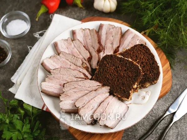 Фото готового блюда: Свиная грудинка с черносливом и луковой шелухой