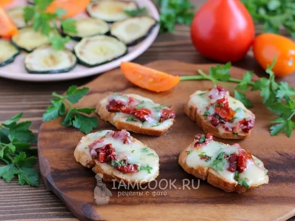 Фото блюда: Горячие бутерброды с сулугуни, вялеными помидорами и зеленью