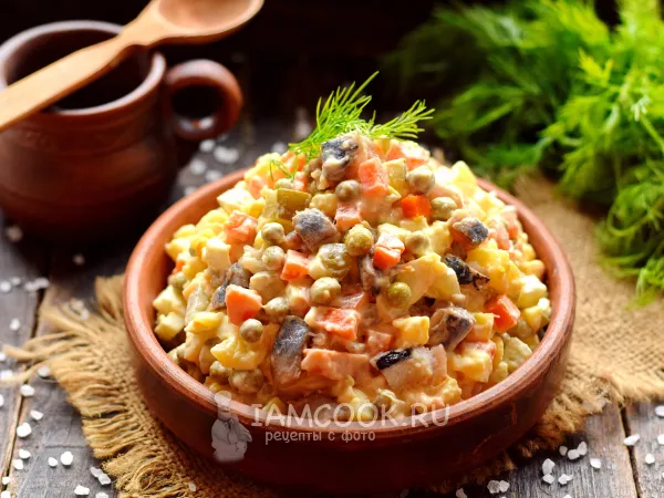 Фото готового блюда: Салат Оливье с селедкой