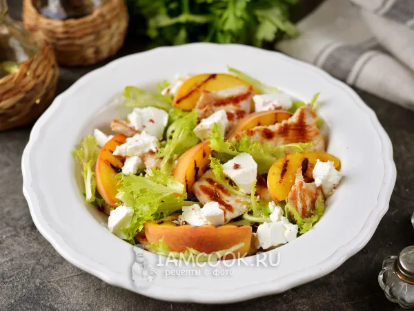 Фото готового блюда: Салат с индейкой и персиками