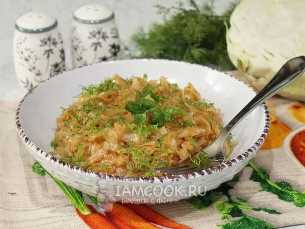 Фото блюда: Жареная капуста на сковороде с томатной пастой