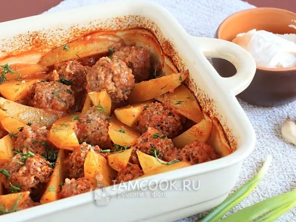 Фото блюда: Тефтели с картошкой в соусе в духовке