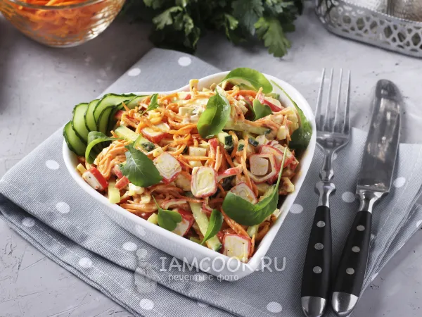 Фото готового блюда: Салат с крабовыми палочками, корейской морковью и колбасным сыром