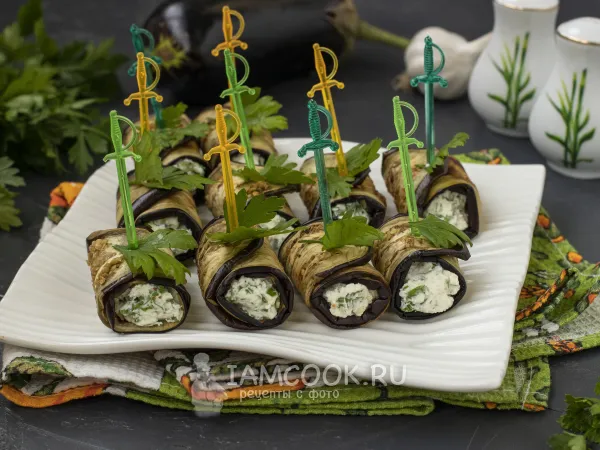 Фото готового блюда: Рулетики с баклажаном, творожным сыром и чесноком