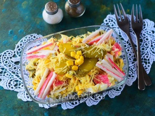 Фото блюда: Салат с крабовыми палочками и соленым огурцом