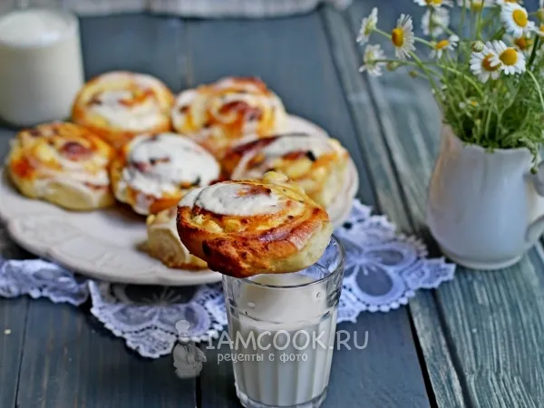 Фото готового блюда: Булочки с творогом в сметанной заливке