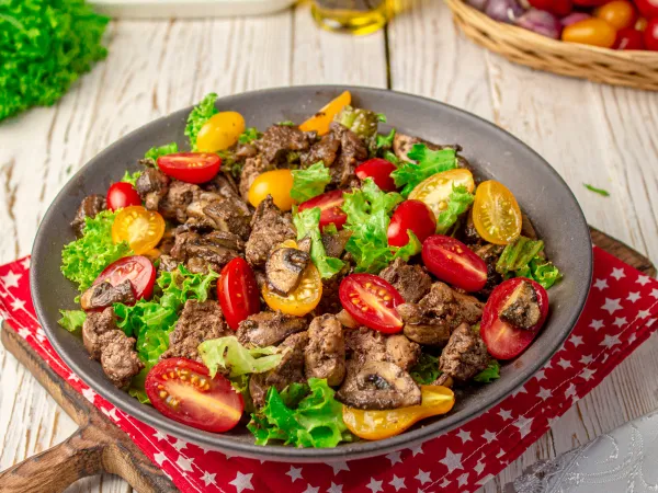 Фото готового блюда: Теплый салат с куриной печенью и грибами
