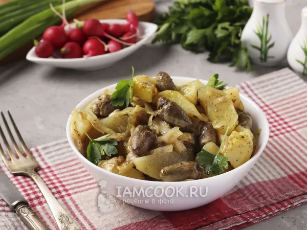 Фото блюда: Куриные сердечки с картошкой и капустой в сковороде