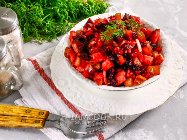 Фото готового блюда: Салат с балыком, свеклой и гранатом