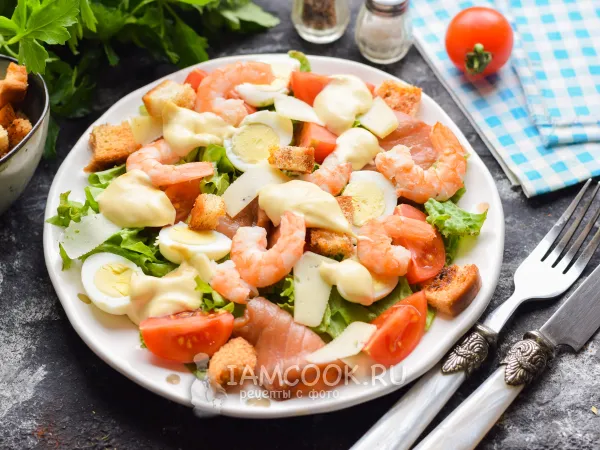 Фото готового блюда: Салат «Цезарь» с креветками и семгой