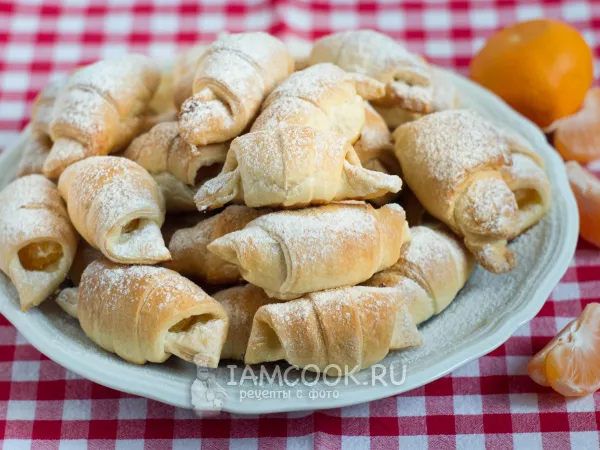 Фото готового блюда: Рогалики из слоеного теста с мандаринами