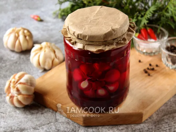 Фото блюда: Маринованный чеснок со свеклой на зиму (головками)