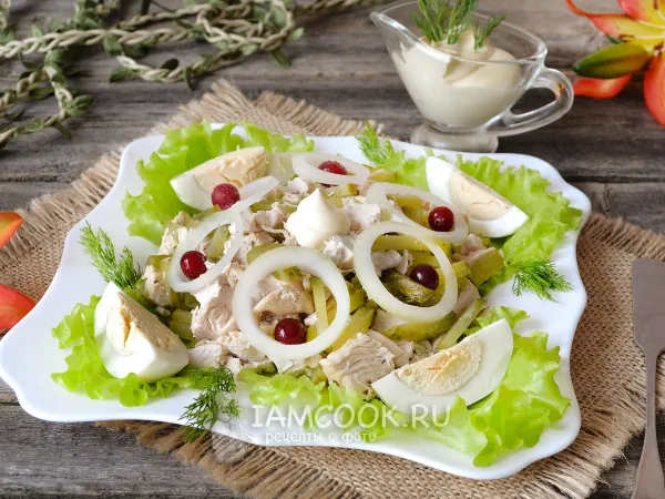 Фото готового блюда: Салат с курицей и маринованными огурцами