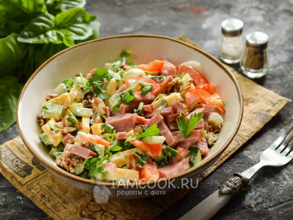 Фото блюда: Салат с грецкими орехами и колбасой