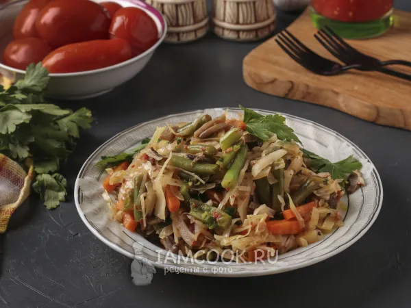 Фото готового блюда: Тушёная капуста с грибами и стручковой фасолью