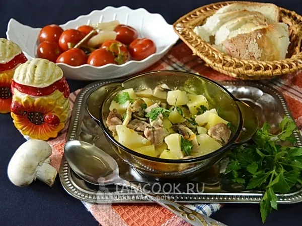 Фото готового блюда: Картошка с мясом и грибами в мультиварке