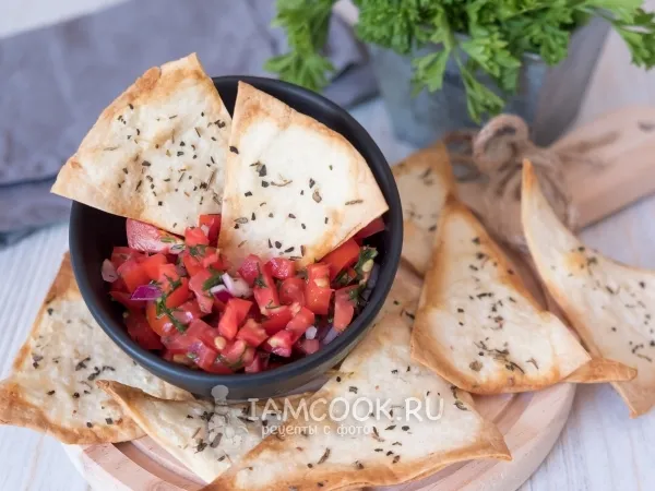 Фото блюда: Чипсы из лепешек тортилья со сметаной, сухим и свежим чесноком