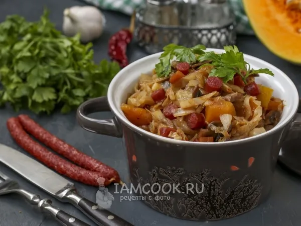 Фото готового блюда: Тушёная капуста с тыквой, грибами и колбасками