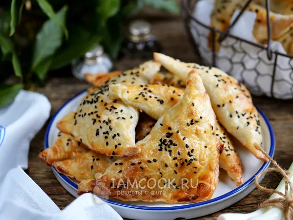 Фото готового блюда: Слойки с курицей и картошкой