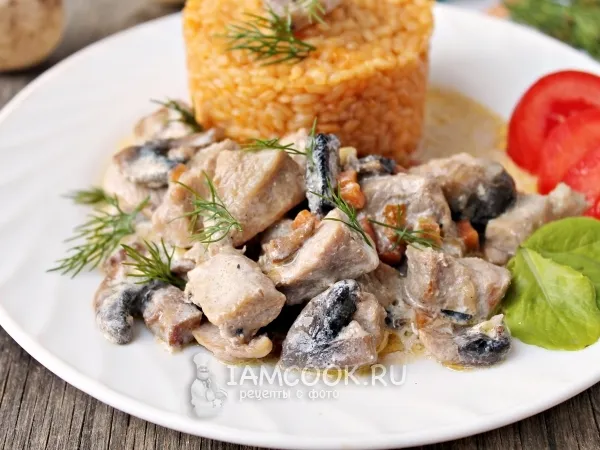 Фото готового блюда: Тушёная свинина с грибами