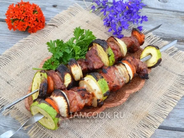 Фото готового блюда: Свиной шашлык с овощами на углях