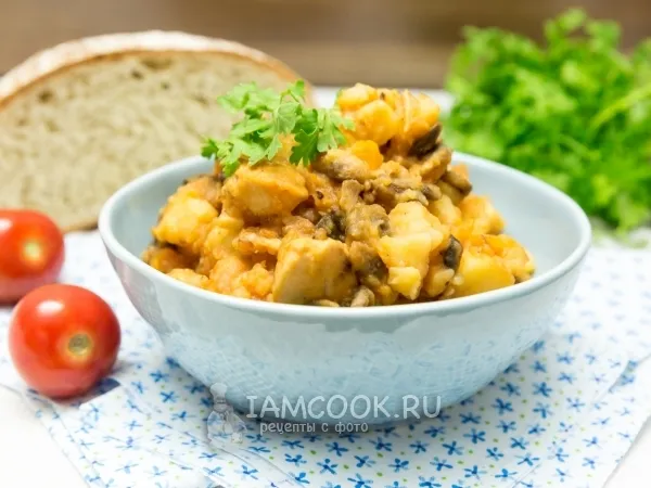 Фото блюда: Тушёная картошка с курицей и грибами