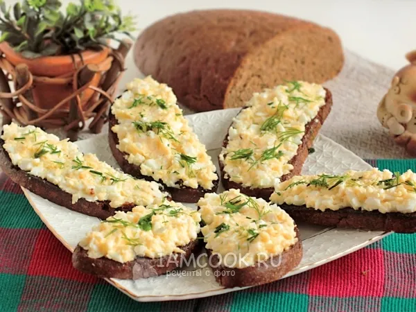 Фото готового блюда: Гренки из черного хлеба с сыром и яйцом