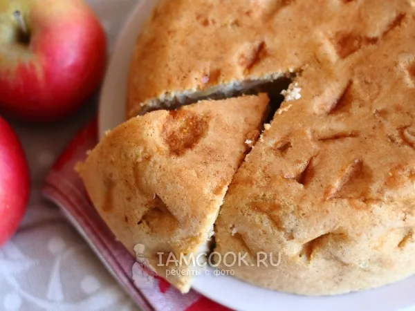 Фото готового блюда: Овсяная шарлотка с яблоками