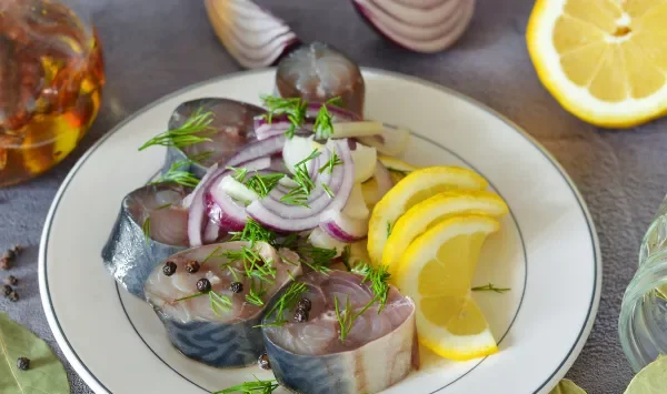 Фото блюда: Засолка скумбрии в рассоле кусочками (с луком и маслом)