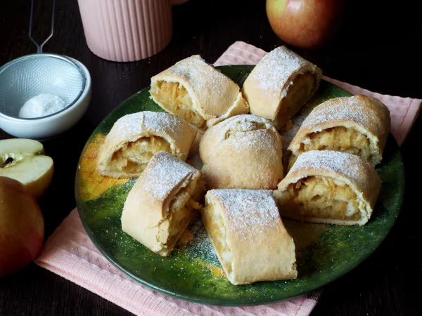 Фото готового блюда: Штрудель из песочного теста с яблоками