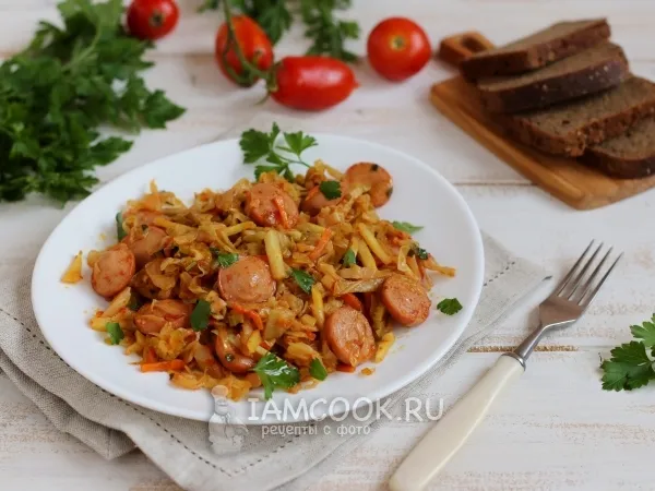 Фото блюда: Тушеная капуста с сосисками и овощами