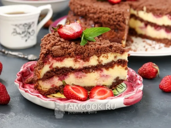 Фото готового блюда: Пирог с шоколадной крошкой, творогом и клубникой