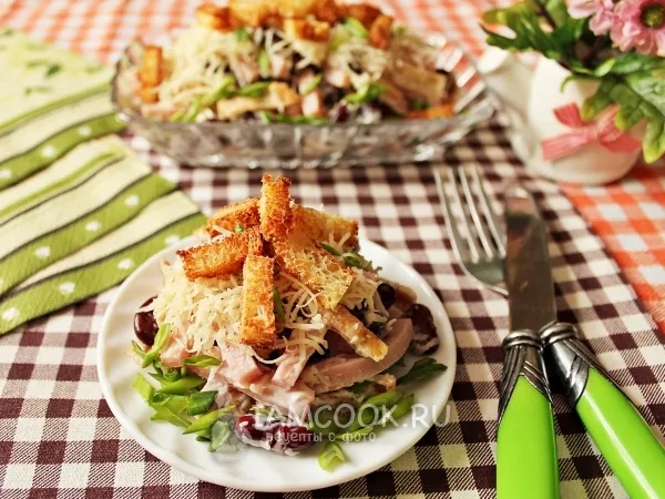 Фото блюда: Салат с фасолью, ветчиной и сухариками