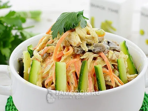 Фото готового блюда: Салат с курицей, грибами и корейской морковкой