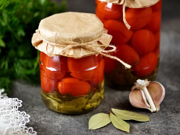 Фото блюда: Маринованные помидоры с листьями хрена на зиму