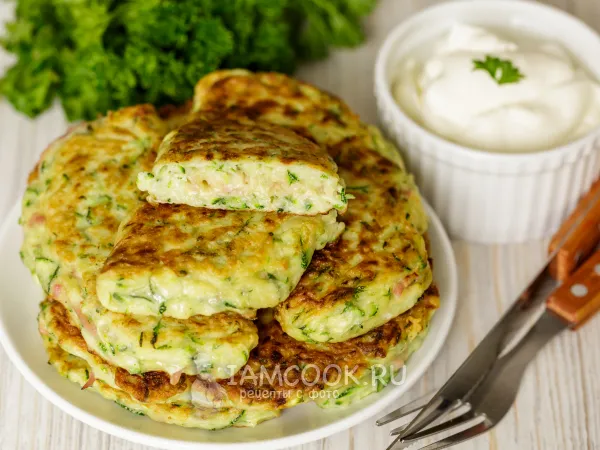 Фото готового блюда: Чебуреки из кабачков с сыром и ветчиной