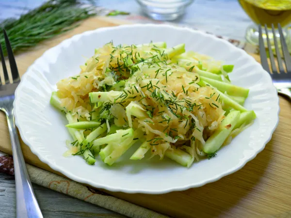 Фото готового блюда: Салат из квашеной капусты с яблоком