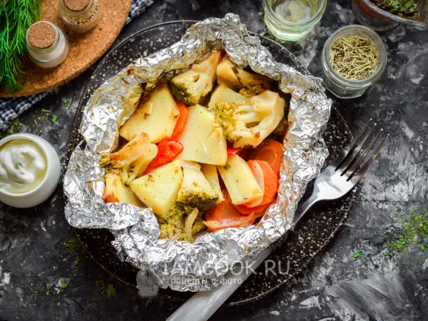 Фото готового блюда: Овощи в фольге в духовке в соевом соусе