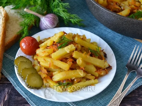 Фото блюда: Жареная картошка с морковью на сковороде