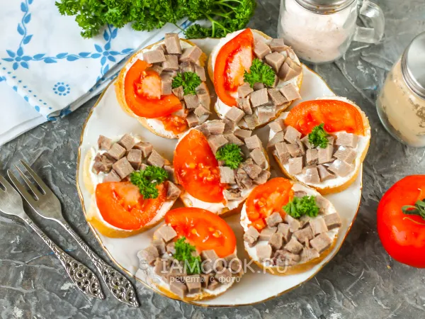 Фото готового блюда: Бутерброды с языком и помидорами