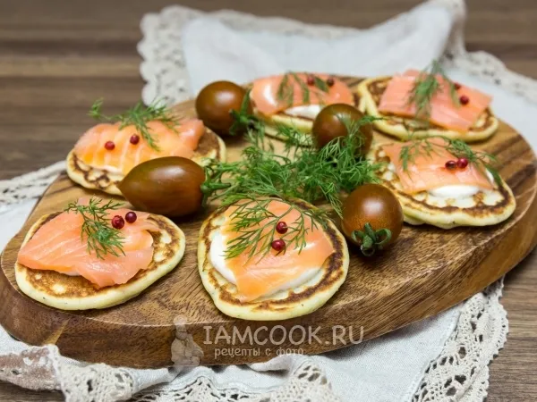 Фото блюда: Мини-блинчики с семгой и сметанным кремом