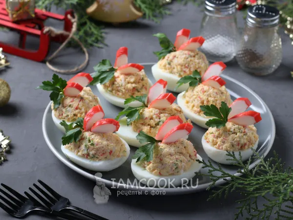 Фото готового блюда: Яйца, фаршированные крабовыми палочками и сыром
