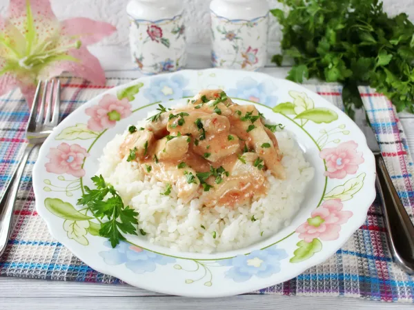 Фото готового блюда: Курица в сливочно-томатном соусе