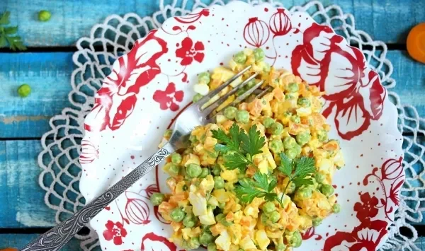 Фото блюда: Салат из моркови, яиц и горошка
