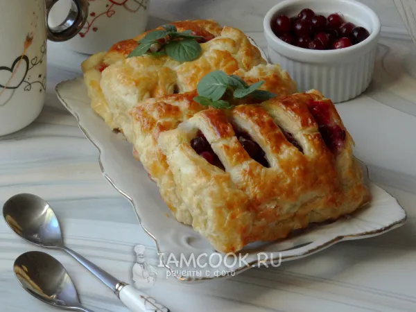 Фото готового блюда: Слойки с клюквой