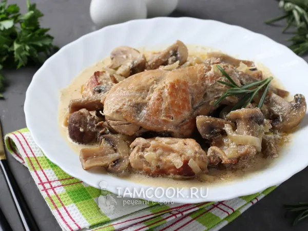 Фото готового блюда: Кролик тушёный с грибами в сметане